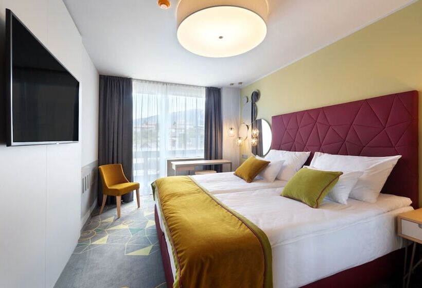 غرفة قياسية مزوَّدة بشُرفة, Bled Rose