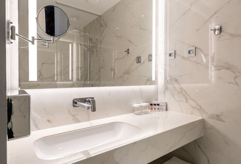 غرفة قياسية مزوَّدة بشُرفة, Bled Rose