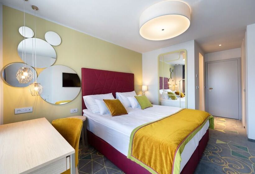 غرفة قياسية مزوَّدة بشُرفة, Bled Rose