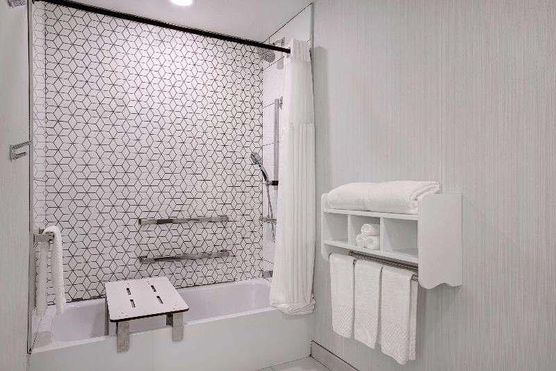 חדר סטנדרט מותאם לאדם עם מוגבלויות, Doubletree By Hilton Palmdale, Ca