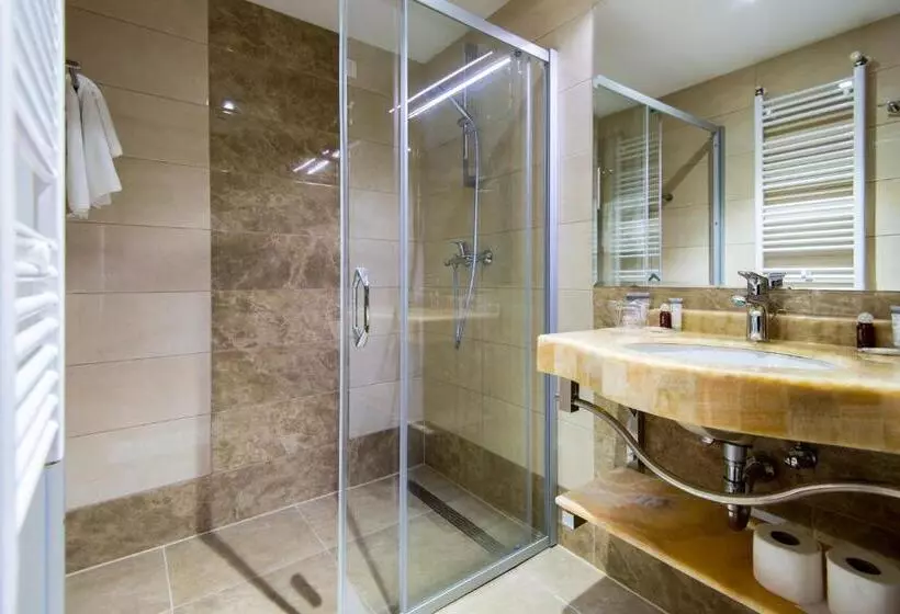 اتاق استاندارد با بالکن و چشم‌انداز دریا, Grand Hotel Neum Wellness & Spa
