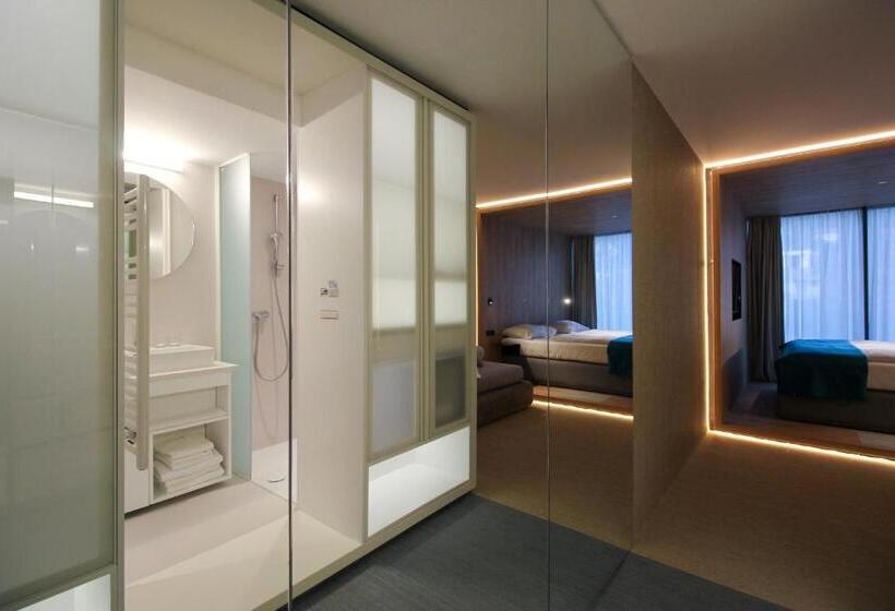 수피리어 패밀리 룸, Katarina