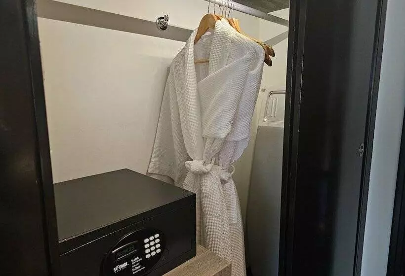 اتاق لوکس سه تخته, Concorde Hotel Singapore