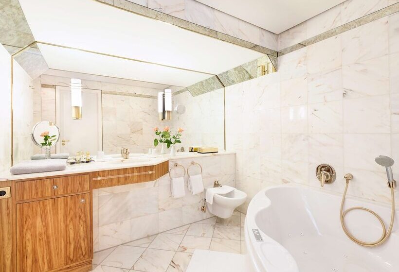 סוויטה, Best Western Premier Grand Hotel Russischer Hof