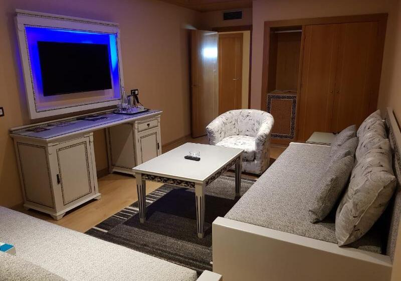 جناح جونيور, El Oumnia Puerto & Spa