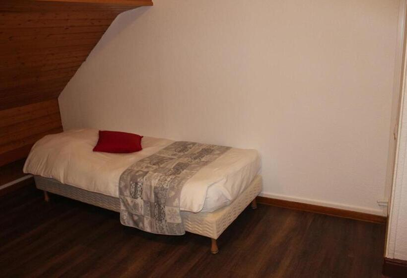 חדר משפחתי, Restaurant Du Haut Du Roc