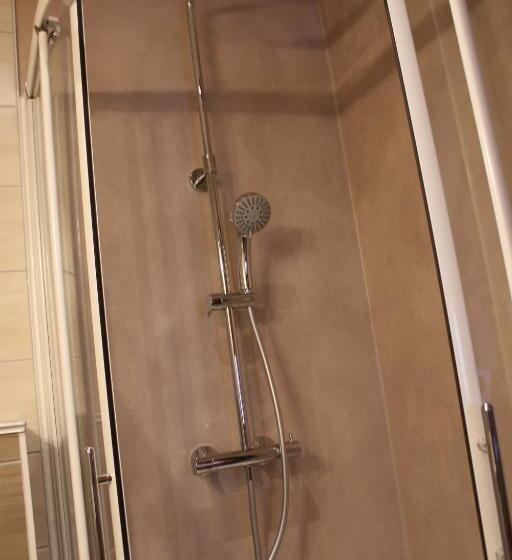 חדר משפחתי, Restaurant Du Haut Du Roc