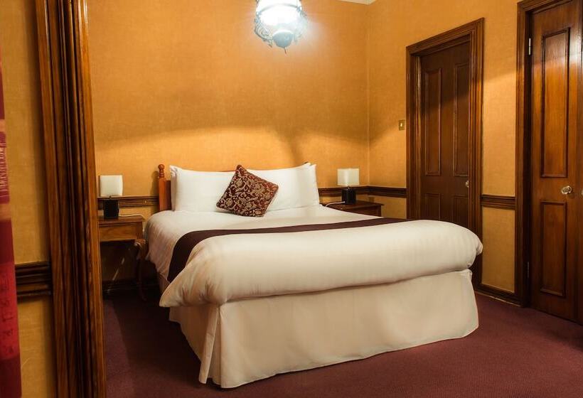 חדר סטנדרט, Russell Court