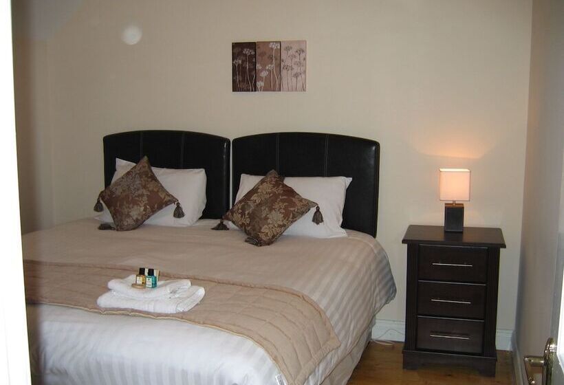 חדר סטנדרט, Russell Court