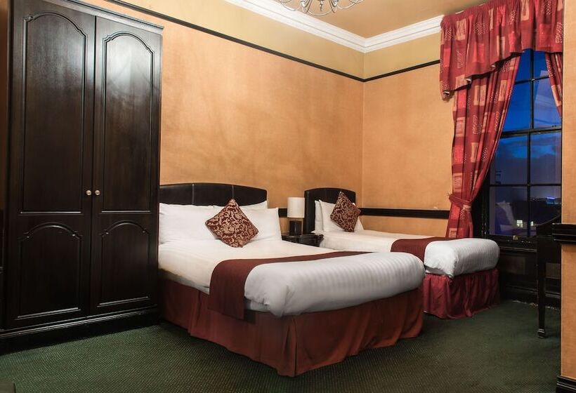 חדר סטנדרט לשלושה, Russell Court