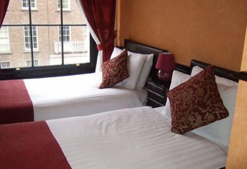 חדר סטנדרט, Russell Court