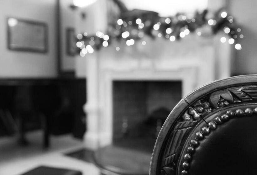 חדר סטנדרט, Russell Court