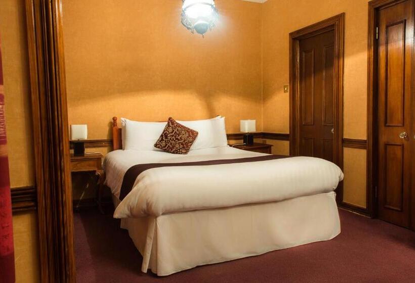 חדר סטנדרט, Russell Court