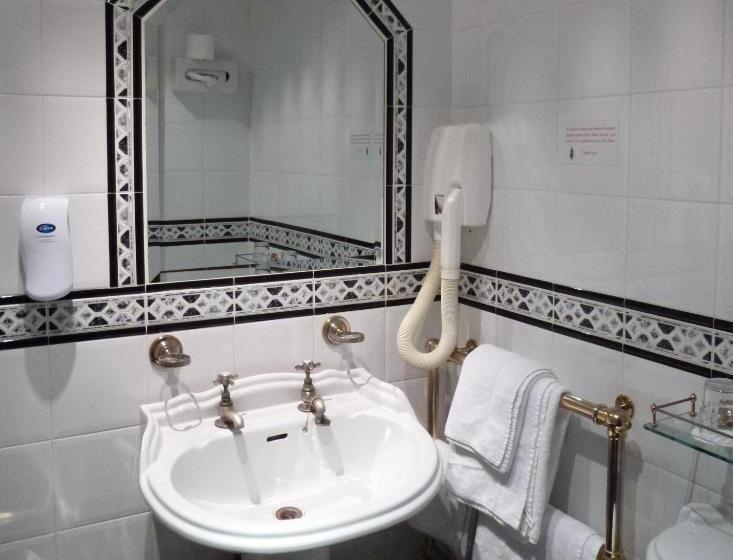 חדר סטנדרט, Russell Court