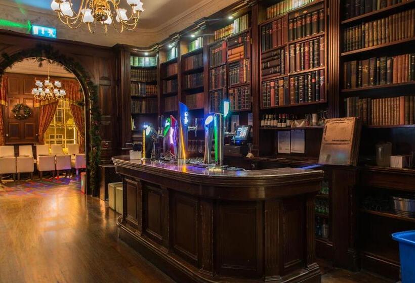 חדר סטנדרט יחיד, Russell Court