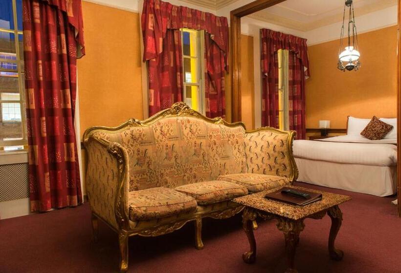 חדר סטנדרט, Russell Court