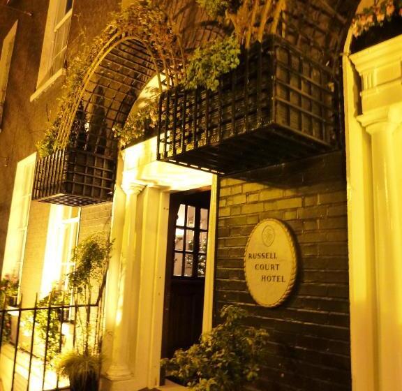 חדר סטנדרט, Russell Court