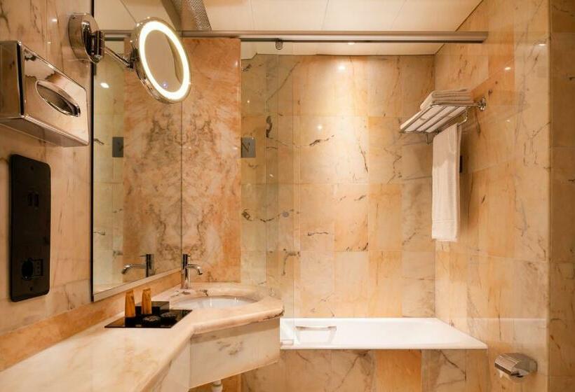 חדר קומפורט יחיד, The Nicolaus