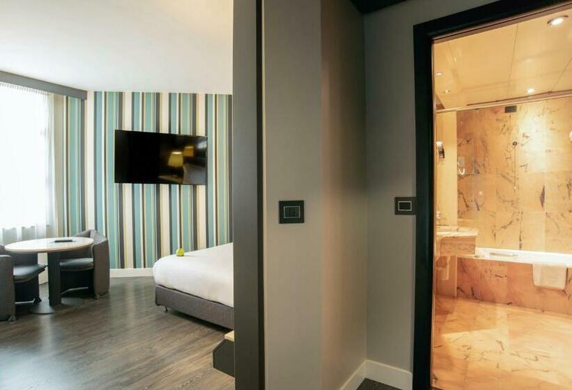 חדר קומפורט יחיד, The Nicolaus