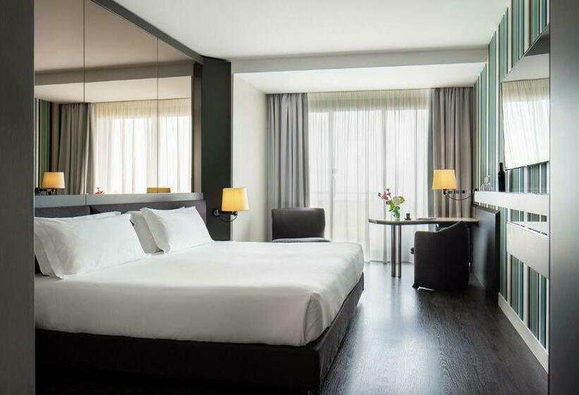 חדר סטנדרט, The Nicolaus