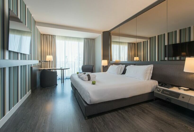 חדר סטנדרט, The Nicolaus