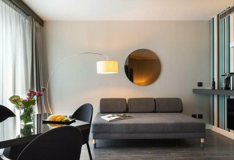 חדר ביזנס, The Nicolaus