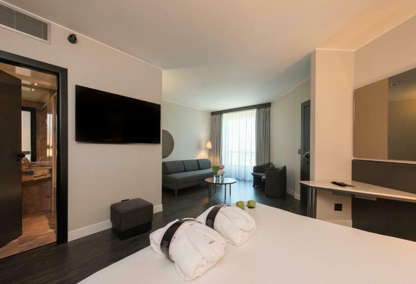 חדר משפתחתי סופריור, The Nicolaus