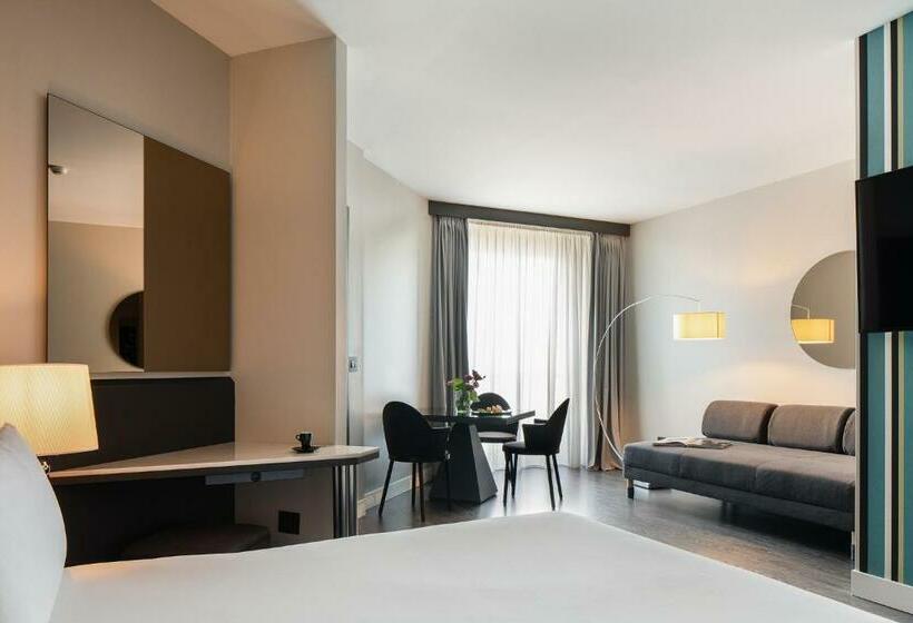 חדר משפתחתי סופריור, The Nicolaus