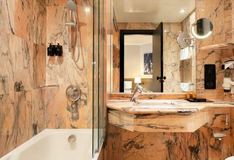 חדר משפתחתי סופריור, The Nicolaus