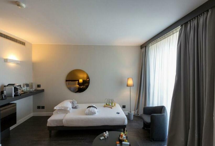 חדר משפתחתי סופריור, The Nicolaus