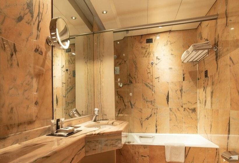 חדר משפתחתי סופריור, The Nicolaus