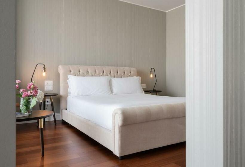 סוויטה דלוקס, The Nicolaus