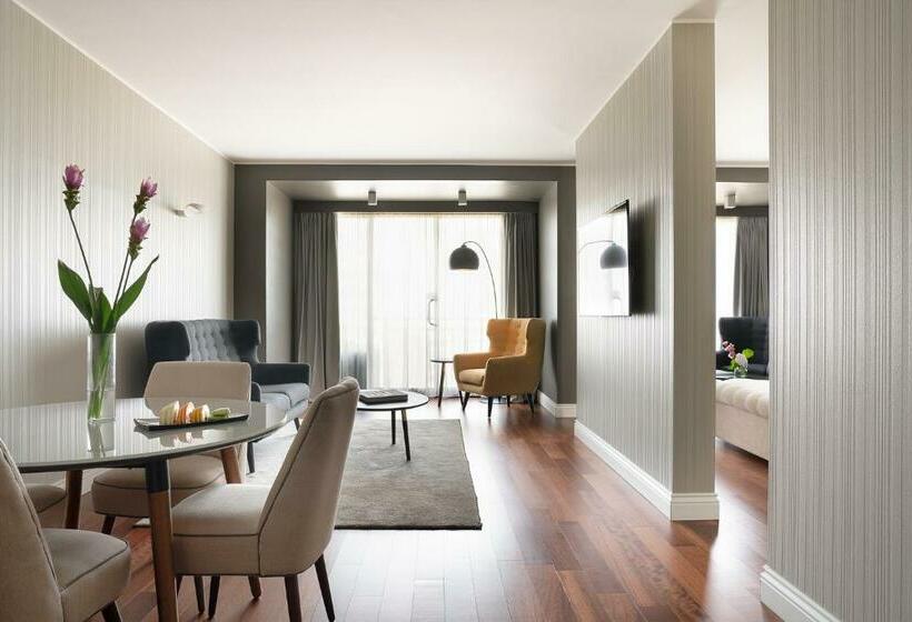 סוויטה דלוקס, The Nicolaus