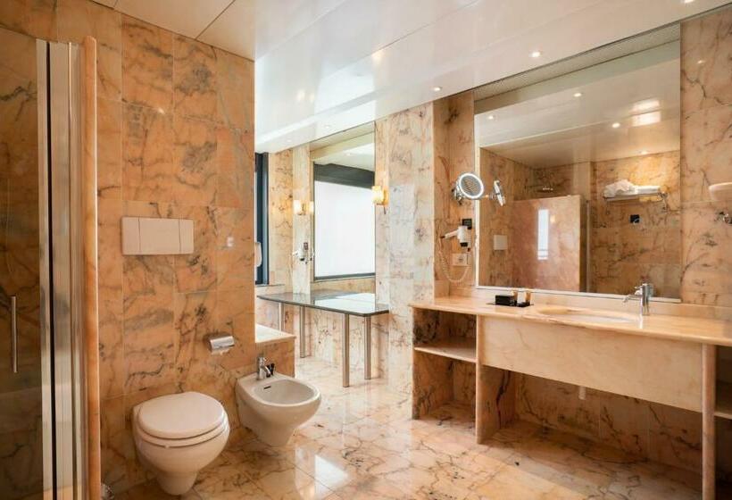 סוויטה דלוקס, The Nicolaus