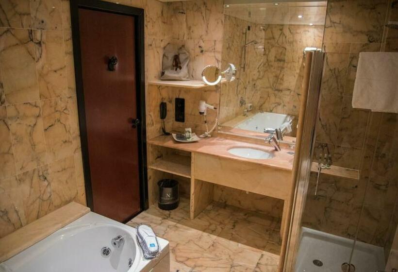 סוויטה דלוקס, The Nicolaus