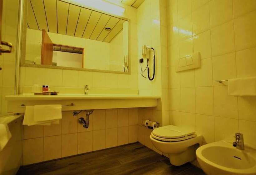 חדר קומפורט לשלושה, Toscana Ambassador