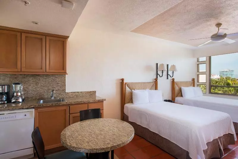 استودیوی لوکس, Club Regina Puerto Vallarta