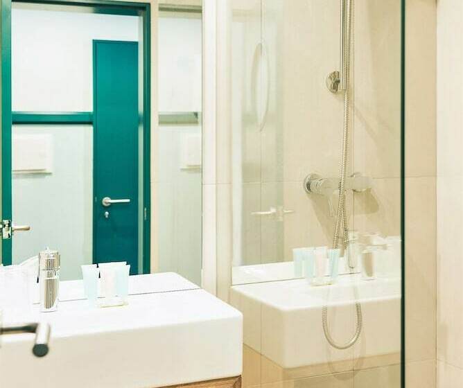 اتاق استاندارد, Holiday Inn Express And Suites Lisbon Principe Real By Ihg
