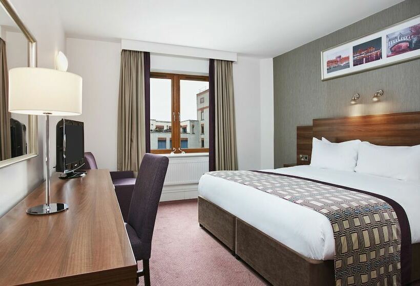 חדר משפחתי, Leonardo Dublin Christchurch