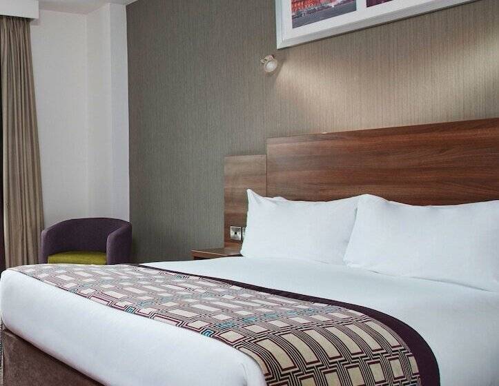 חדר משפחתי, Leonardo Dublin Christchurch