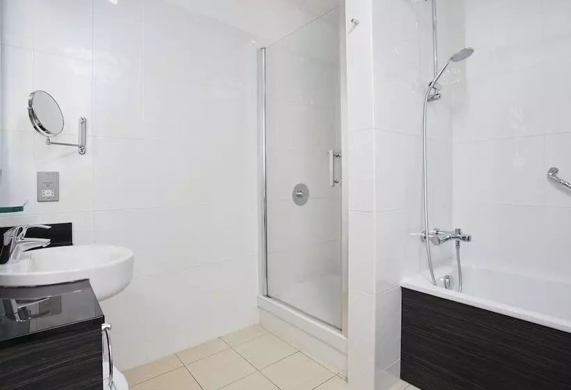 اتاق اجرایی, Leonardo Dublin Christchurch