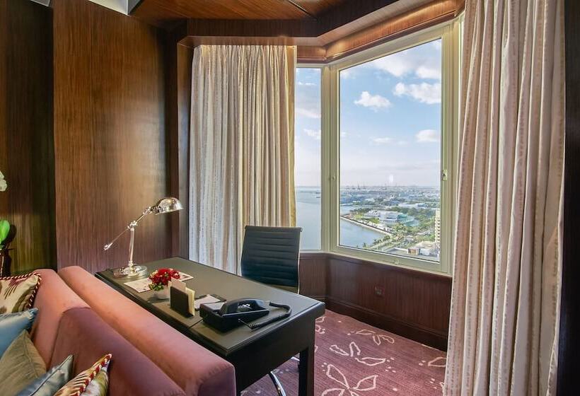 اتاق کلاب, Diamond Hotel Philippines