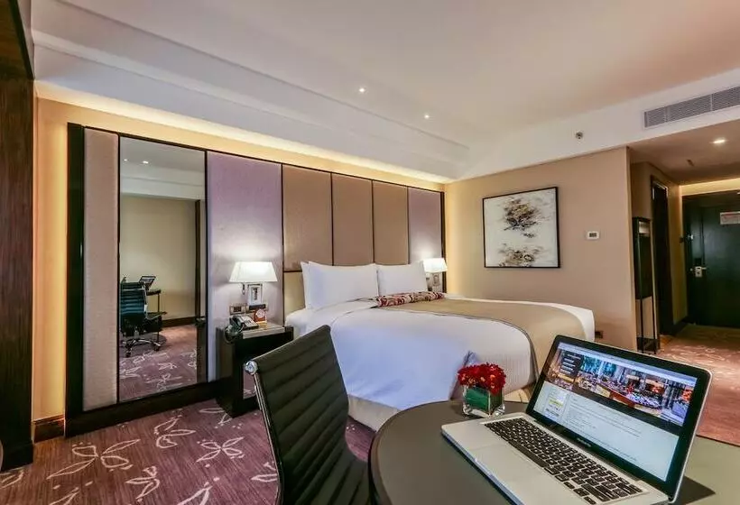 プールビューのプレミアムルーム, Diamond Hotel Philippines
