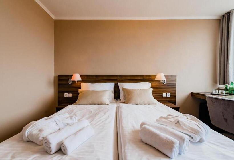 جناح سوبيريور, Palcát