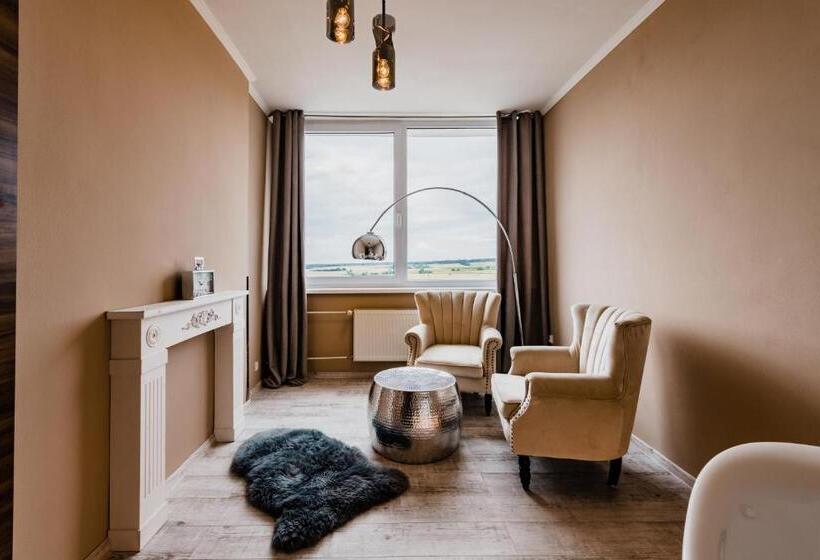 جناح سوبيريور, Palcát