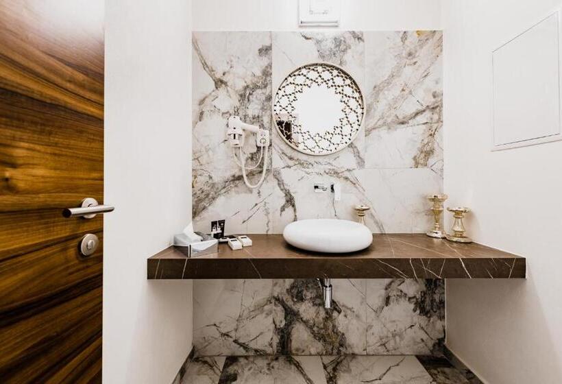 جناح سوبيريور, Palcát