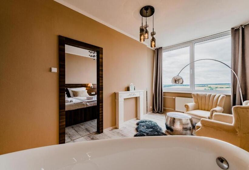 جناح سوبيريور, Palcát