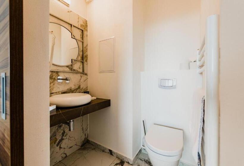 غرفة سوبيريور, Palcát