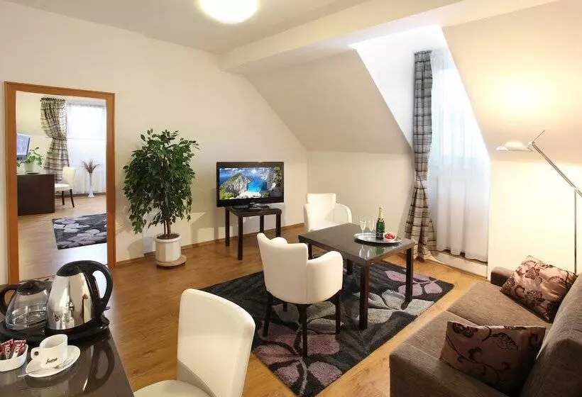 Suite, Trinity