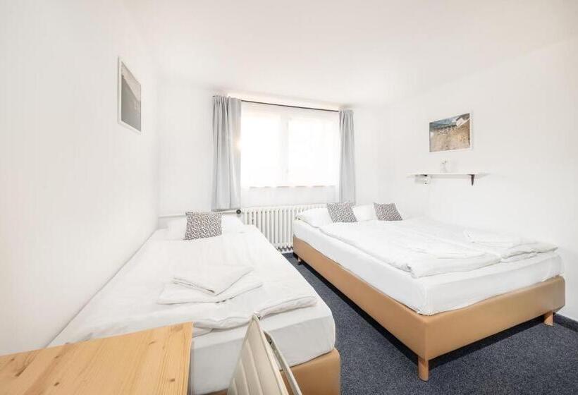 חדר אקונומי לשלושה, Horni Pramen